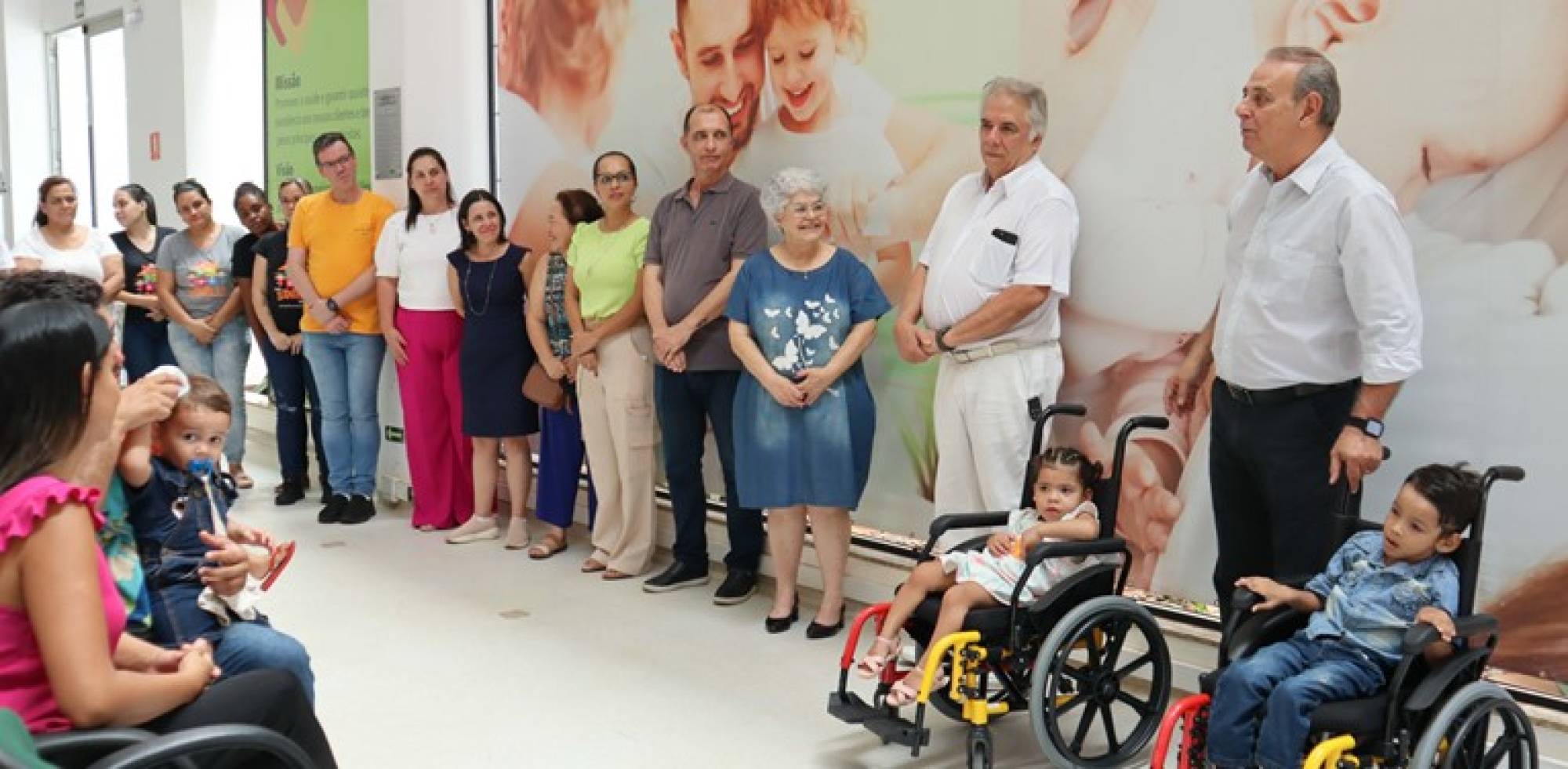 Instituto UniAssis entrega cadeiras de rodas para alunos municipais